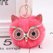 Pilka katė-pelėda pliušinis raktų pakabukas su dirbtinio kailio rutuliuko pakabuku. Owl (gold chain clasp) pink