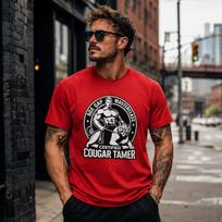 Sertifikuoti Cougar Tamer marškinėliai | Juokingi amžiaus skirtumo humoro marškinėliai, Vintažiniai talismanų grafiniai marškinėliai, 140 red