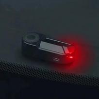 1 vnt. LED automobilio netikra saugos lemputė, maitinama saulės energija, imituojamas belaidis įspėjamasis anti-vagystės žibintas su oro gaiviklio funkcija raudona