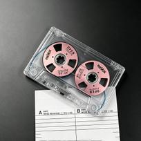 Dvipusė metalinė atvira ritė, tuščia juosta, 50 minučių, I tipo aukštos kokybės įrašymo juosta. Type I Tape rožinė