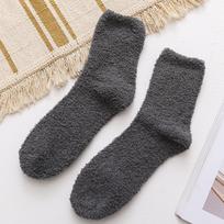 Labai šiltos vyriškos vidurio blauzdos koralinės vilnos grindų kojinės rudeniui ir žiemai. One Size (40-45) tamsiai pilka spalva