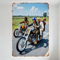 Vintažinis Trijų Vyrų Motociklai Arklys Skardos Ženklas Individualus Kelionės į Kelią Retro Peizažas Metalo Plokštelė Vyro Urvui Barui Namų Dekoras Meno Sienai 30x40cm(11.8x15.7inch) beige