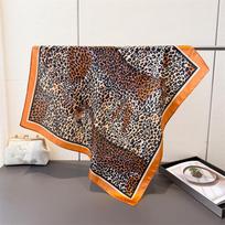 Moterims Skarelė su leopardo raštu Šilkinė Raudonas kraštas 70cm Kvadratinė Satino Bandana Šalikas Madingas Galvos Apdangalas Prabangus Dizainerio Stiliaus Kaklo Šalikai 70X70cm black
