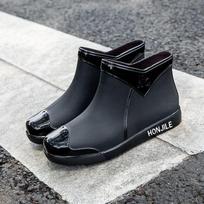 Nauji lietuviški guminiai batai moteriškos kaliošės violetinės spalvos šilti su kailiu rainshoes moteriški minkšti įsispiriami aulinukai pliušinis rainboot CN 40 juoda