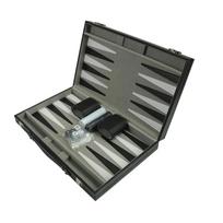 Žaidimo šachmatų lenta ir backgammon rinkinys su susiūtu juodu odos pakaitalo dėklu. Graži dovana. Sulankstomas. Verslo pramoga šeimos vakarėliui. juoda