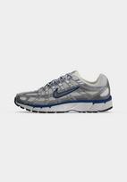 Nike Sportswear Sportbačiai be auliuko 'P-6000' mėlyna / pilka / balta