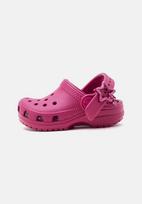 Crocs Sandalai 'Classic Star' tamsiai rožinė