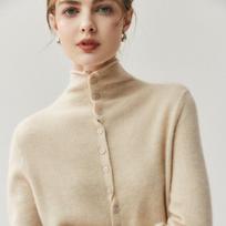 Moteriškas kašmyro megztinis su valcuotais kraštais, pusiau aukštu kaklu - minimalistinis, laisvo kirpimo, liekninamas ilgomis rankovėmis. Medium beige