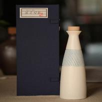 Ceramic Sake Bottle White Textured Liquor Decanter with Wooden Stopper Blue Pattern Band For Home Bar Sake Serving Table Decor black