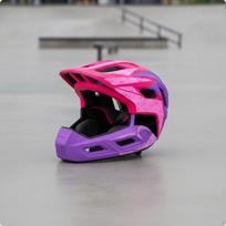 Šalmas su nuimamu smakro apsaugu, užtikrinantis pilną apsaugą, reguliuojamas jaunimui, jauniems Pink-purple-red black