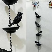 Metalinis paukščio lietaus latakas Grotelių stogo dekoravimui Lietaus vandens surinkimo puodelis Kūrybingas lietaus gaudytojas Lauko latako įrankis 4PCS Little Birds, 0.6M juoda