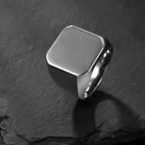 Šiuolaikinis nerūdijančio plieno vyriškas žiedas su nuožulniu lygios didelio kvadratinio dizaino, logotipas pritaikomas 10 gray