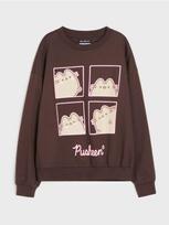 Sinsay - Dydžio „oversize“ džemperis apvalia apykakle su „Pusheen“ spauda - tamsiai ruda