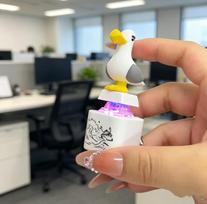 Žuvėdra Paukštis Fidget žaislas Įkraunamas Šviečiantis Garsinis Mygtukas Raktų pakabukas Pakabukas Streso mažinimas Decompresija Biurui Suaugusiems white
