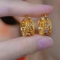 2024 High-End Coffee Crystal Geometric Ear Cuffs: Elegant French Fashion Earrings for Women. brown