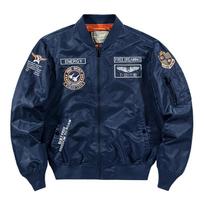 Rudens vyriškas MA-1 skraidantis bomberis striukė su emblema siuvinėjimo pleistrais briaunota apykakle užsegamas užtrauktuku neperpučiamas armijos piloto karinis gatvės stiliaus laisvalaikio viršutinis drabužis paltas L tamsiai mėlyna spalva