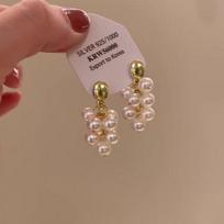 French Pearl Tassel Stud Earrings: Retro Light Luxury for a Slimming Round Face balta