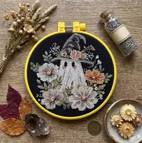 Abris Art Siuvinėjimo kryželiu rinkinys su lankeliu „Mažųjų stebuklų sodas“ 15x15 cm