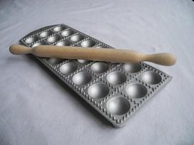 Aliumininė ravioli forma su kočėlu, 24 vnt.