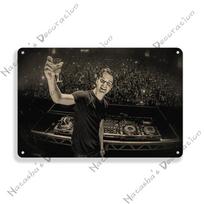 Avicii plakatas DJ Retro metalinis ženklas Muzikinis dekoratyvinis ženklas Retro plakatas Metalinė plokštelė Namų baras Kavinė Klubas Pub Garažas Pramoninis dekoras 20x30cm（7.8x11.8inch）