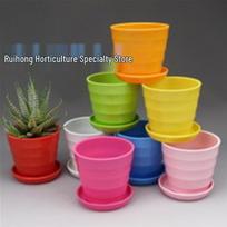 Apvalus briaunotas blizgus plastikinis gėlių vazonas su padėklu - Galimas įvairių spalvų Diameter 19, Height 17 ryškiai rožinė
