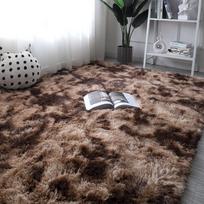 Šiaurietiško stiliaus šilko ir vilnos tie-dye ilgo plauko pliušinis kilimas miegamajam, lovos šonui, svetainei ar sofai. 140x200 cm kava