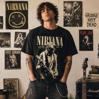 Nirvana Kurt Cobain marškinėliai ir vaikiški marškinėliai 90-ųjų Grunge Grafinis T marškinėlis Sietlo Alternatyvus Rokas Gitara Portretas Nusidėvėjęs Grupės Stilius Muzikos Ikona 110 black