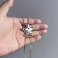 Lucky Star  Dopamine Necklace: Five-Pointed Star Pendant on a Long Sweatshirt Chain – Versatile Accessory. gray