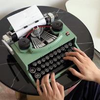Retro rašomoji mašinėlė, surinktas edukacinis konstravimo kaladėlių žaislas gray