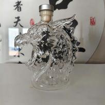 Artistic Dragon Shaped Glass Whiskey Decanter, Clear Liquor Bottle with Detailed Carving, Perfect for Bar & Home Display black