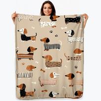 1 takso rašto flanelės pledas - rudas, juodas ir baltas. Patogus šunų raštas namams ar kelionėms, tinkamas visais metų laikais. 75cm*90cm beige