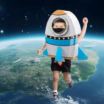 Astronautas su kartoninės dėžės modeliu Vaikų kostiumų rinkinys Vaikų kūrybiška fotografija Rocket white