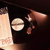 Michael Jackson raktų pakabukas su „King of Pop“ motyvu
