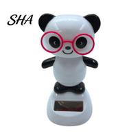 Solar Swing Car Toy Panda Ornament, Plastic Pendant, Automatic Head Swinging Powered Decoration Doll, Dashboard Cute Interior Accessories Ornament raudona