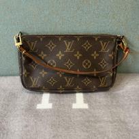[Pre-Owned] Pochette Monogram Zip Closure PVC Handbag - Very Good #TNKWC4 ONE SIZE