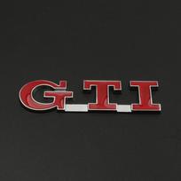 Suderinama su Volkswagen POLO, Golf ir GTI emblemomis, grotelių logotipais, triušio lipdukais ir individualiais galinės dalies lipdukais.