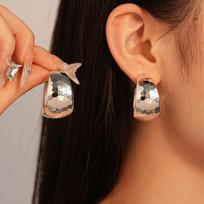 Personality Exaggerated Geometric Hammer-textured Metal Shiny Surface Wide C-shaped Stud Earrings for Women Rock Punk Jewelry sidabras