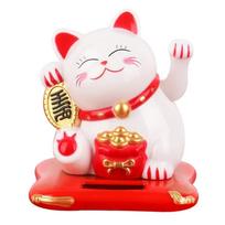 Saulės energija varomas Maneki Neko laimingas katinas sveikina kinų laimės katę, mojuojančią ranka, šaukiančią laimės katės figūrėles namų dekoravimui balta