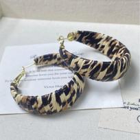 Retro Leopard Print Round Ear Cuff: Elegant, Unique, Cool Fashion Earrings with Personality. white