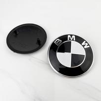 For BMW M 2pcs 74mm 82mm Car Front Hood Bonnet Emblem Rear Trunk Badge For BMW E30 E36 F34 F23 G14 G20 G30 X1 X2 X3 X5 M1 M2 Accessories WE2 1x82mm 1x74mm juoda balta spalva