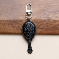 Vintage Mini Handheld Mirror Keychain With Embossed Frame Car Key Ring Bag Charm Backpacks Purses Pendant Party Gift as the picture black