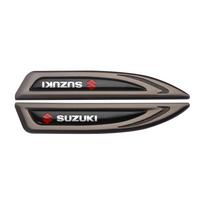 2 vnt. Metaliniai Automobilio Logotipo Lipdukai Šoniniams Sparnams Dekoracija Skirta Suzuki Grand Swift Jimny Vitara Baleno SX4 Alto Kaiser Ingnis gray