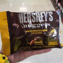 Lotte HersheyS Nuggets Creamy Almond 159G black