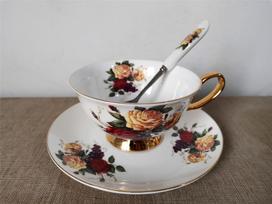 Elegantiškas Bone China gėlių arbatos puodelių ir lėkštučių rinkinys – angliškas stilius, idealiai tinka prie popietės arbatos arba kaip aukščiausios klasės dovana 101-200ml