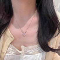 Women's Pink Epoxy Four-Leaf Clover Necklace – Fashionable Luxury Clavicle Chain with Personalized High-End Design beige