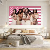 Katseye Pink White Striped American Flag Gobelenas | Plokščiai Spausdinamas Patvarus Sienų Kabinamas su Moterimis ir Žvaigždėmis Vidaus ir Lauko Dekoras 100X70CM pink