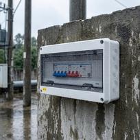 Ir dulkėms atsparus sieninis elektros paskirstymo skydas vidaus ir lauko naudojimui. Lengva 36x20x10.8cm