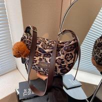Fashion leopard print dumpling bag women's new trend versatile shoulder bag high sense commuter messenger bag black