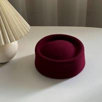 100% Vilnos Moteriškos Veltos Beretės Skrybėlė Vintažinė Kietu Viršumi Įdubusiu Viršumi Fedoros Skrybėlės Vestuvių Fascinatorius Vestuvių Kokteilių Vakarėlio Kepuraitė 56-58cm vyno raudonos spalvos