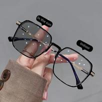 Madingi moteriški fotochrominiai akiniai Prabangūs kvadratinio rėmelio akiniai skaitymui moterims unisex spalvas keičiantys Presbyopia akiniai nuo saulės +2.5 gray
